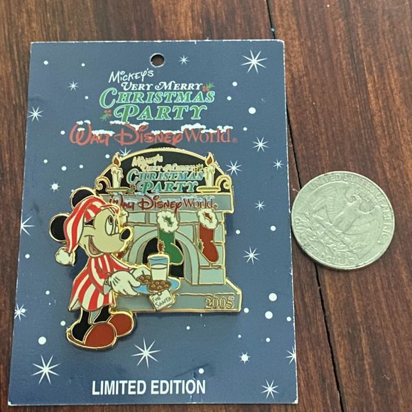 2005 Limited Edition Moving Very Merry Christmas Party Mickey Mouse Pin - Picture 2 of 4